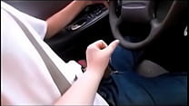 Une femme apprend à un jeune gars à conduire en jouant avec sa bite et à lui faire jouir