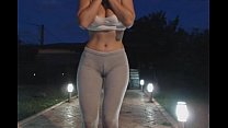 Nena caliente en pantalones de yoga se masturba al aire libre | Más en 24cams.net