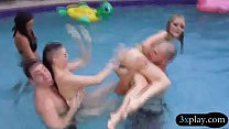 Hotties Pool Blowjob und mit bösen Jungs in Orgie gefickt