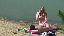 若いカップルがティメンドルフのビーチで性交し、撮影されています