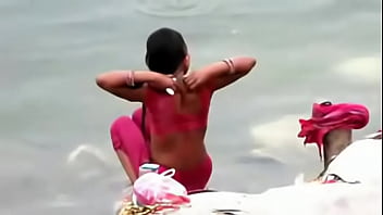 Die indische Frau, die im rückenfreien Ganges badet, öffnen sich