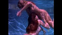 Zwei atemberaubende Lesben lieben sich unter Wasser!