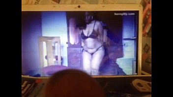 Guy Masturbarsi guardando il culo sexy del giglio