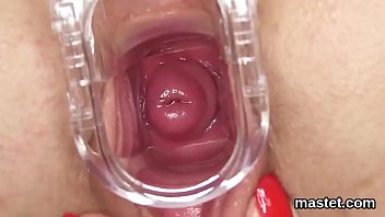 Ninfomaníaca checa desagradável espalha sua vagina gostosa para o incomum