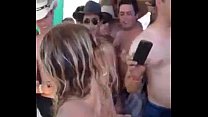 Blonde Piranha se met à danser lors d'une fête bondée