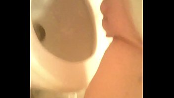 Chica con coño sin pelo pillada orinando en la cámara del baño