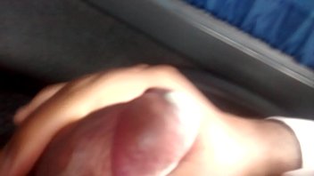 Masturbación con la mano en el autobús para relajarse