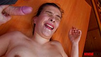 Horny femme au foyer baisée dans le cul par un bodybuilder chaud avec une grosse bite