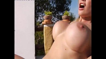 Italienischer Pornostar mit dicken Titten wird in der Sonne hart gefickt
