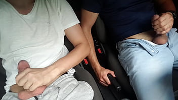 Hermanos masturbándose en el auto