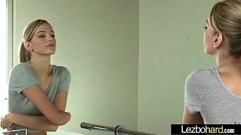 Lesbo Sex Action mit niedlichen geilen Teen Lez Girls (Riley Reid & Kenna James) Video-18