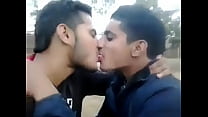 публичный индийский поцелуй колледж глубокий мальчики гей в губы