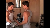 Due ragazzi etero nella sala fitness