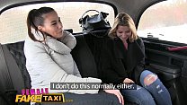 Táxi falso feminino Lésbicas checas sensuais e magras com peitos lindos se divertem no táxi