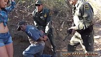 Горячая полицейская женщина ххх мексиканский агент пограничного патрулирования имеет свои способы