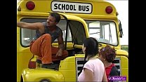Deux jeunes écolières baise un chauffeur de bus chanceux