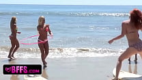 Bellissime ragazze surfiste scopano con il bagnino