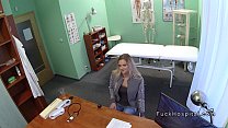 Il paziente biondo naturale scopa medico nel suo ufficio