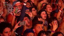 Tove Lo mostra le sue tette a Lollapalooza BR 2017 (A 1:38)