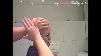 Vidéo myKinkyHobby.com: Tête et éjaculation de l'étudiante Kinkest Hairdresser
