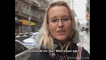 チェコの街-それらの女の子のための難しい決断
