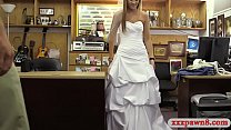 Süßes blondes Mädchen trägt ihr Hochzeitskleid und wird hart gefickt
