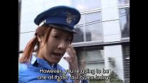 字幕付きの日本の公衆の面前でミニスカートの警察のストリップショー