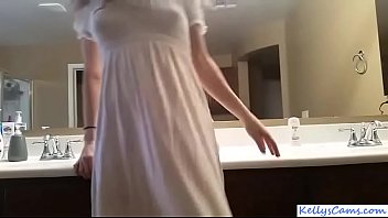 浴室のカウンターでピンクのディルドに乗っているウェブカメラの女の子-KellysCams.com