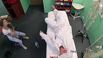 Стройная пациентка получает хуй плохого доктора в офисе