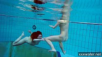 プールで泳いでいる熱いロシアの女の子