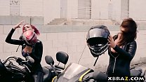 emo biker babes par deux voyous dans leur club