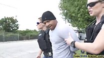 Одна горячая женщина-полицейский использует большой член черного уголовника, чтобы учиться-на-уроке-hd-72p-porn-2