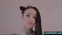 (Katrina Jade & Leigh Raven) Heiße sexy Lesben spielen hart mit Dildos in der bestrafenden Sexszene Clip-20