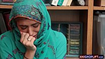 Una bella taccheggiatrice in hijab è stata scopata