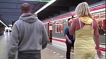 Una rubia caliente con grandes tetas sexo en público en el tren del metro gang bang trío orgía