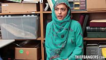 Audrey Royal Busted Diebstahl mit einem Hijab & gefickt für die Bestrafung
