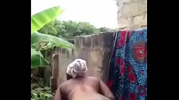 Afrikanische Frau wäscht sich vor ihrer Kamera