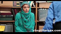 árabe que usa hijab es acosada por robar