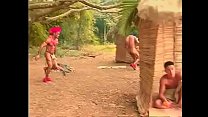 Brésilienne perdue dans les bois fera pipe en indien gay
