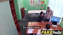 Il dottore ceco dell'ospedale falso cums sopra la figa stretta delle mogli cornea di frode
