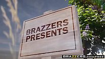 Brazzers - милфам это нравится - сцена извращенца в парке с Алексис Фоукс, Роми Рейн и Кейран Л.