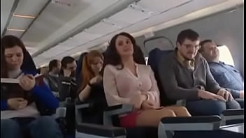 Mariya Shumakova Seios piscando no avião - Vídeo HD grátis @ http://zo.ee/3ys8P