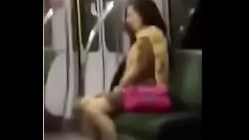 flashpornin - señora china se masturba en el metro público