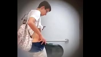 Hot white boy pissing and hitting a (no cum)