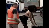 Black hooker cavalca un camionista maturo fuori