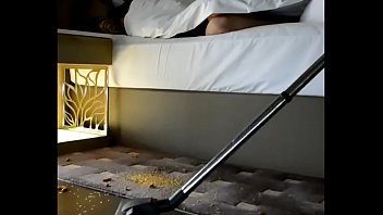 Desi esposa pankhuri se burla de su culo a la limpieza de la habitación chico en hotel divertido con mi marido
