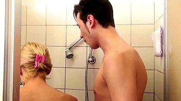 La matrigna tedesca aiuta il figlio nella doccia e si seduce a scopare