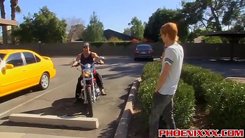 Minet mignon Preston Andrews se fait défoncer par un motard sexy
