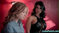 Belles filles lesbiennes (Arya Fae & Raven Hart) jouent avec des jouets sexuels dans la scène punitive Act mov-05