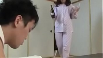Belle-mère japonaise avec boire et baiser